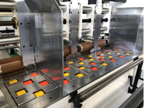 La caja acanalada del cartón de la máquina que arruga y que corta con tintas muere cortador