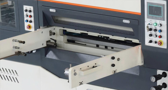 Máquina que corta con tintas automática hidráulica del cartón acanalado del PLC que arruga