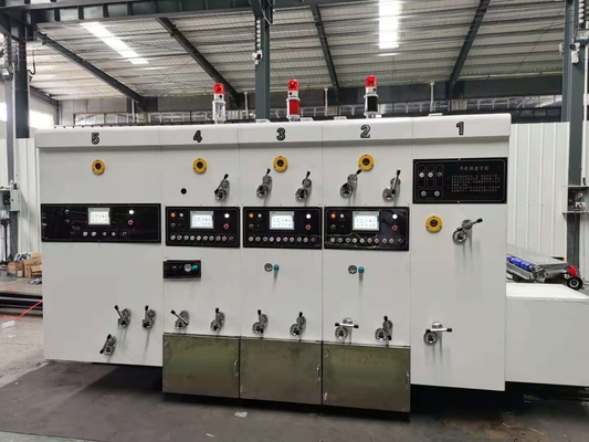 Una máquina acanalada completamente automática Slotter de la caja del color