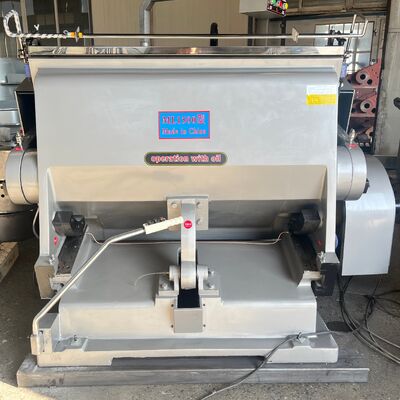 Máquina de corte a presión de cartón ondulado de 7000 kg con alimentador manual y peso de la máquina de 1500 kg adecuada para la industria