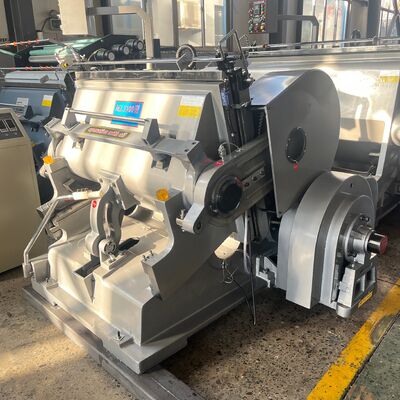 Máquina de corte a presión de cartón ondulado con dimensiones de 5129 4150 2346 mm y alta precisión de corte ideal para el sector industrial