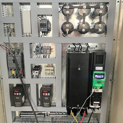 Línea de fabricación de cartón corrugado de alta capacidad diseñada para operación continua, asegurando producción y cartón consistente