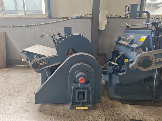 Máquina troqueladora semiautomática ML750 con cuatro piezas de seguro y embrague de freno de placa de succión eléctrica para cartones corrugados de 750 x 520 mm